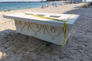 Турист на пляже в Болгарии находит древний саркофаг