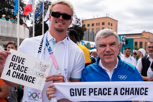 Глава МОК Бах и российский пловец Сомов с лозунгом «Дайте миру шанс»
