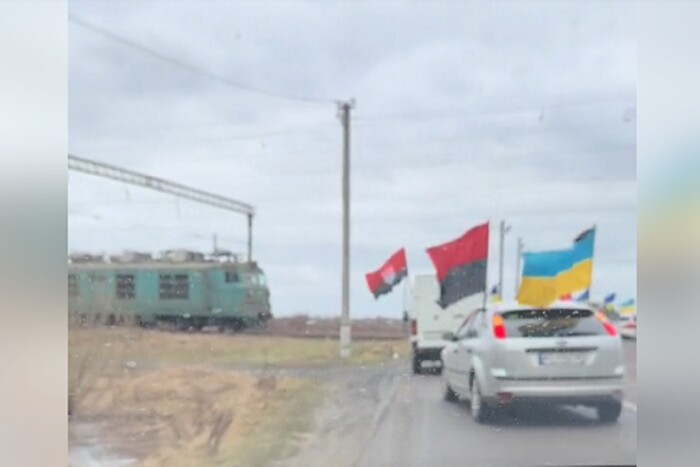 На Львівщині потяг зупинився перед траурним кортежем українського воїна 