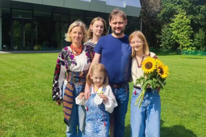 Родители и дети Базилевичей на свадьбе