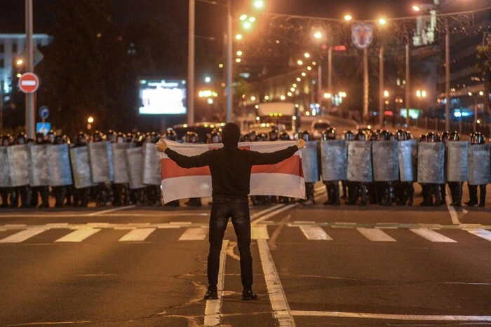 На картинке изображены протесты в Беларуси