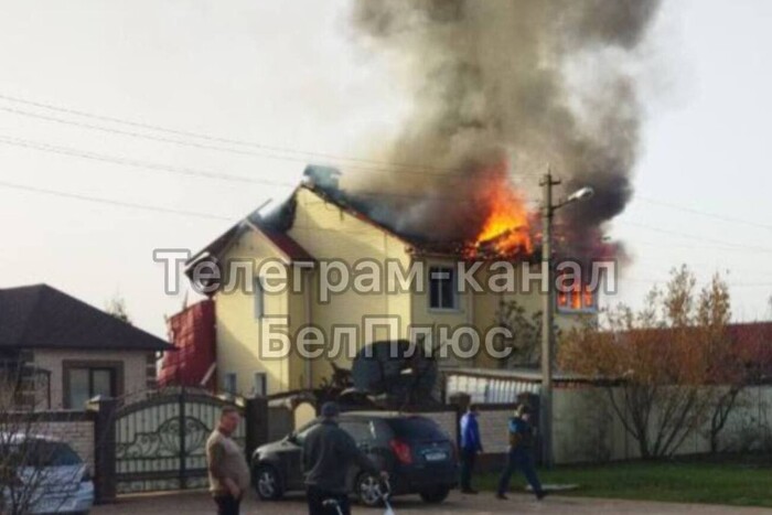 Губернатор Білгородщини розмовляє по телефону