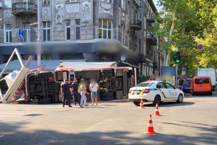 Аварія автомобіля ДСНС та вантажівки у Одесі