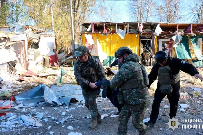 Окупанти скинули авіабомбу на ринок у Куп’янську: семеро постраждалих (фото) (оновлено)