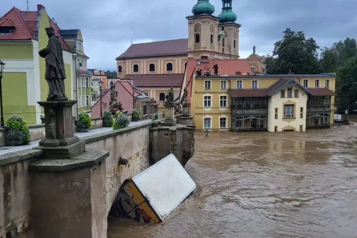 На затопленій дорозі рятувальники передують водіям