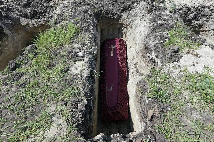 Родственники российского оккупанта заставили открыть его гроб. Увиденное спровоцировало скандал  