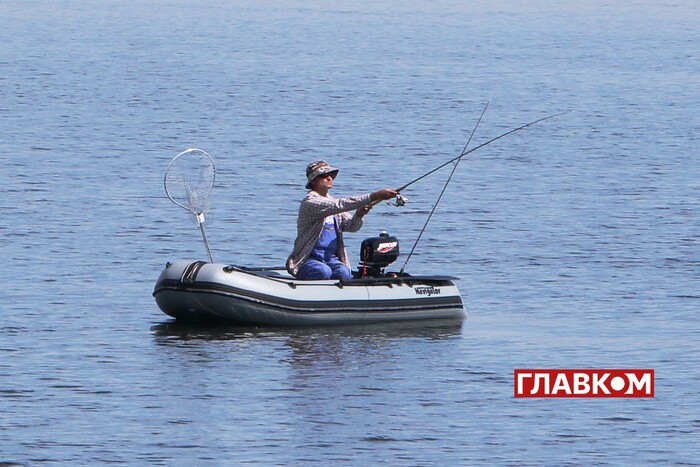 Люди рибалять на березі річки