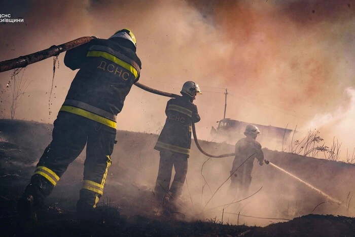 Фото вогнеборців, які врятували село