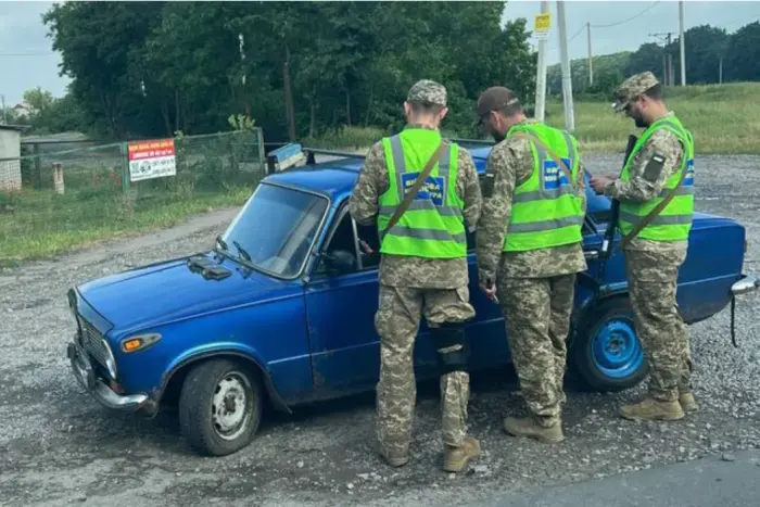 Група військових в формі на полі