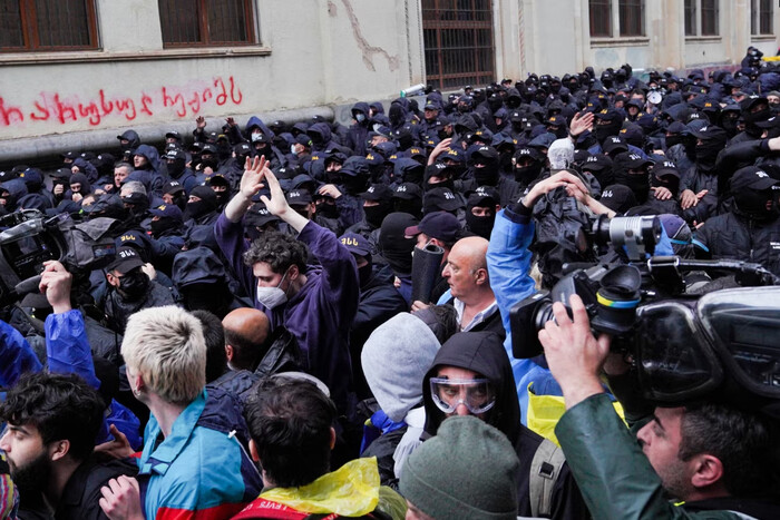 Поліцейські протистоять протестувальникам перед парламентом