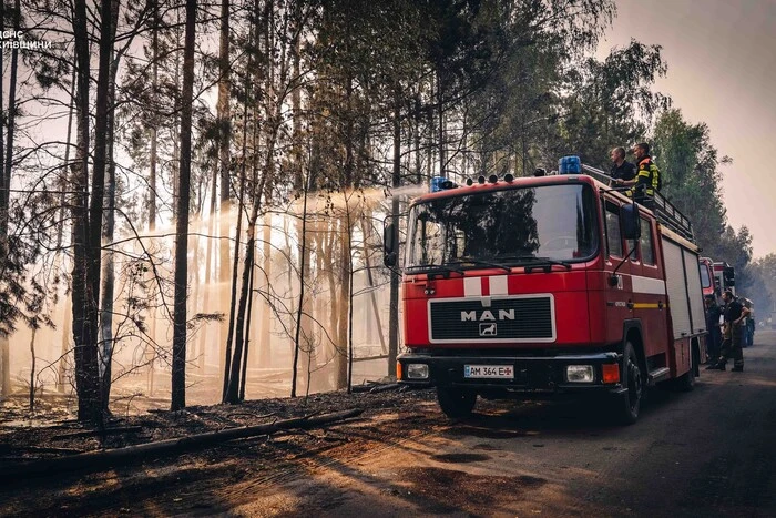 Рятувальники гасять лісову пожежу на Київщині