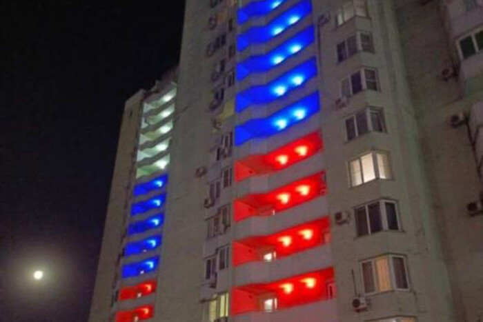 ```html<br />
Жители Новороссийска пожаловались на «патриотическую» подсветку дома: причина