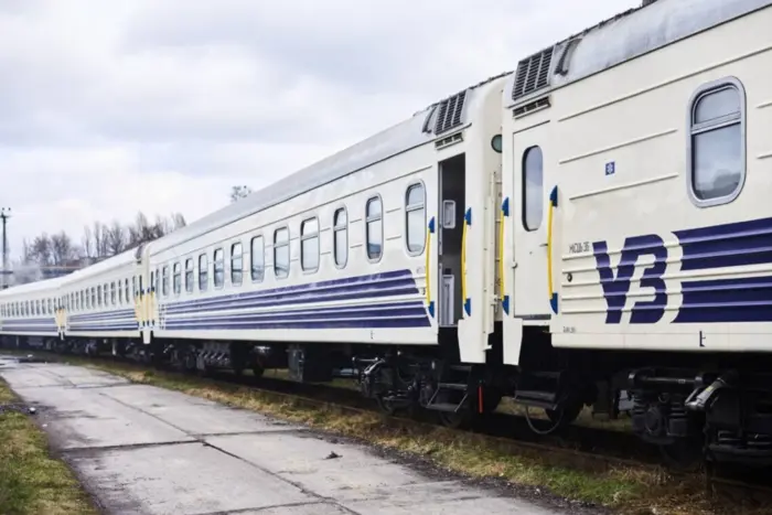 Поезда «Укрзалізницы» остановились на рельсах