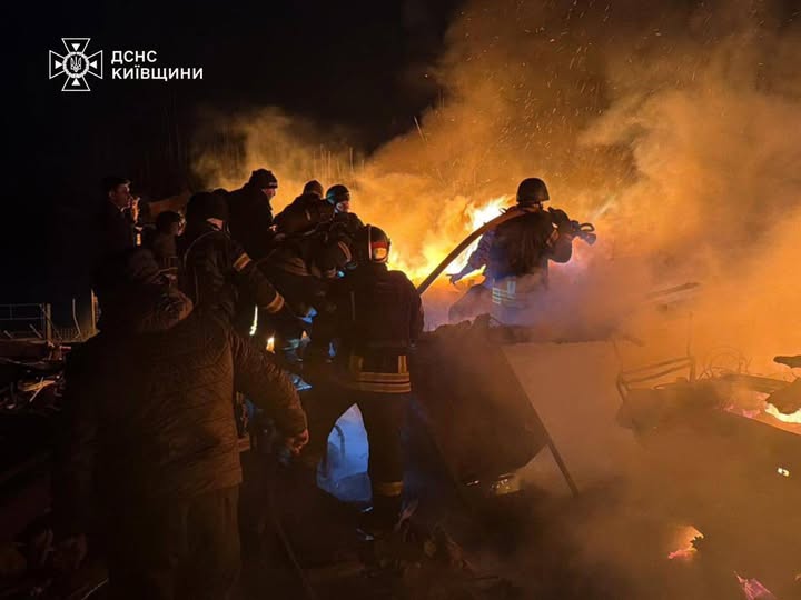 Спасатели ликвидируют последствия удара