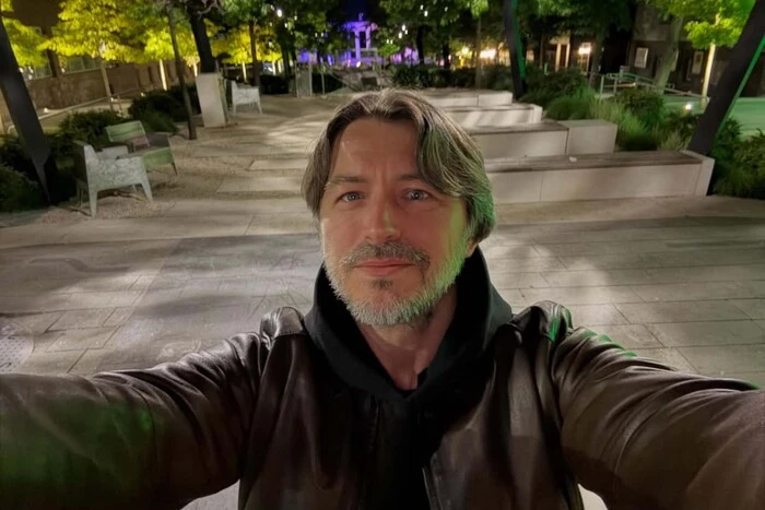 Сергей Притула демонстрирует ключ от новой квартиры в Киеве