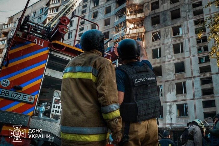 Люди, вытащенные из-под завалов многоэтажки в Харькове