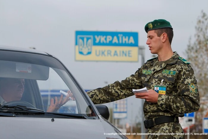 Китайський чоловік намагається потрапити в Україну за хабар