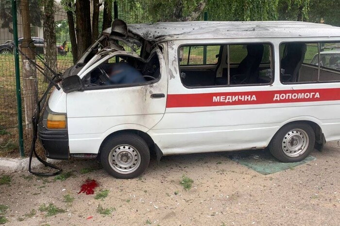 Росіяни скинули вибухівку на авто «швидкої» на Дніпропетровщині, загинув чоловік
