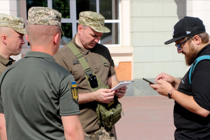 Драчуны за военной стражей в Украине