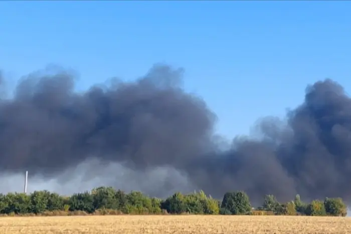 Пошкоджене підприємство внаслідок авіаудару