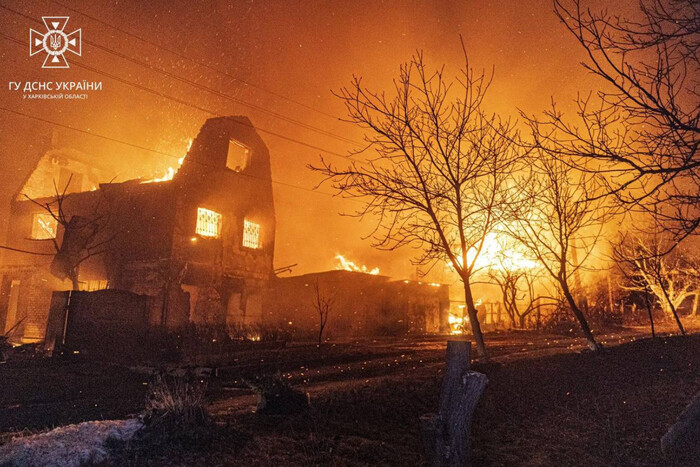 Люди скорблять перед храмом