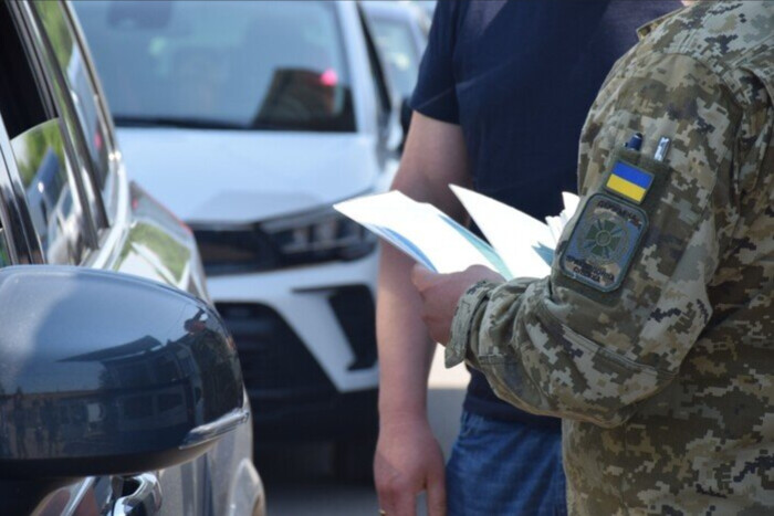 Чоловік в штатскому прикордонній службі