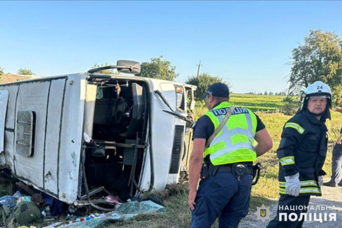 Перевернувся автобус з дітьми