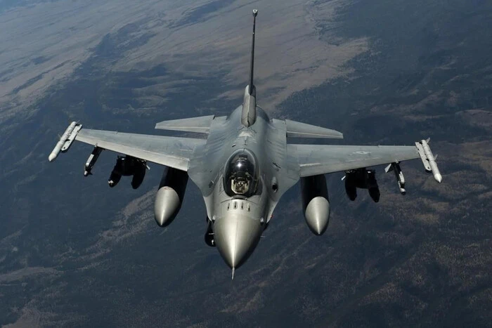 Истребитель F-16 с украинским флагом