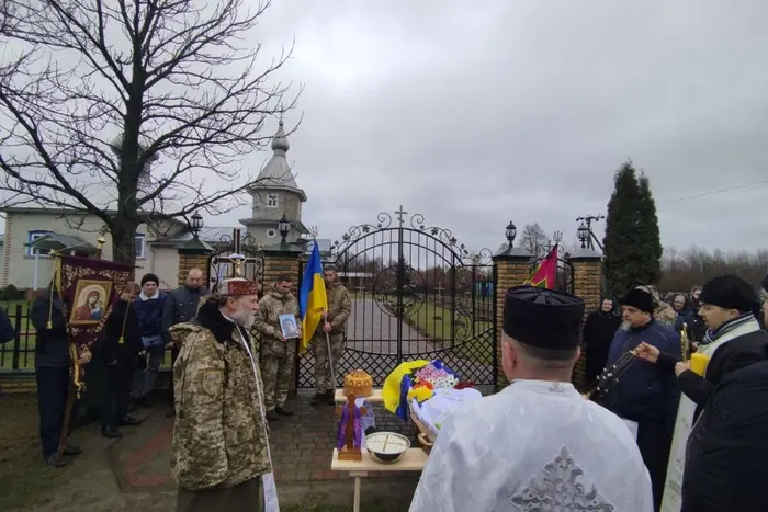 Співак в масці на Волині