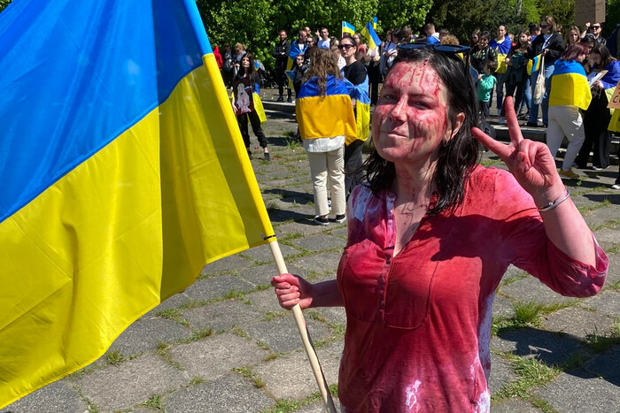 У Росії суд заочно заарештував українку, яка облила штучною кров'ю посла РФ у Польщі