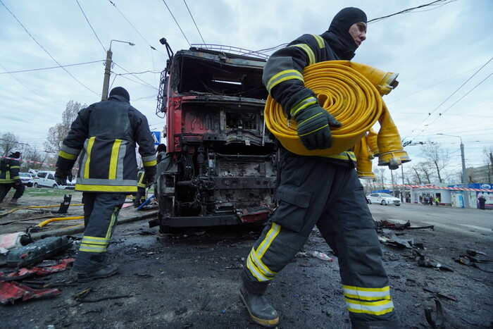 Поврежденные здания и пострадавшие в результате ночного обстрела