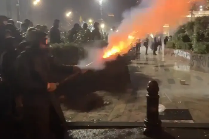 Протестувальники в Тбілісі навколо поліцейських (відео)