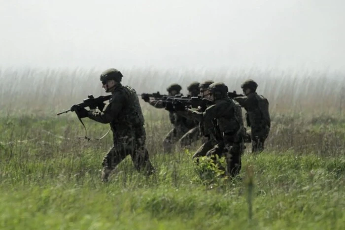 Поврежденный дом в результате военных учений