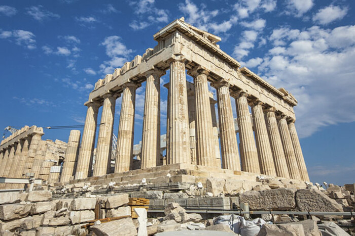 У Греции рекордный уровень жары: власти закрывают школы и доступ к Акрополю