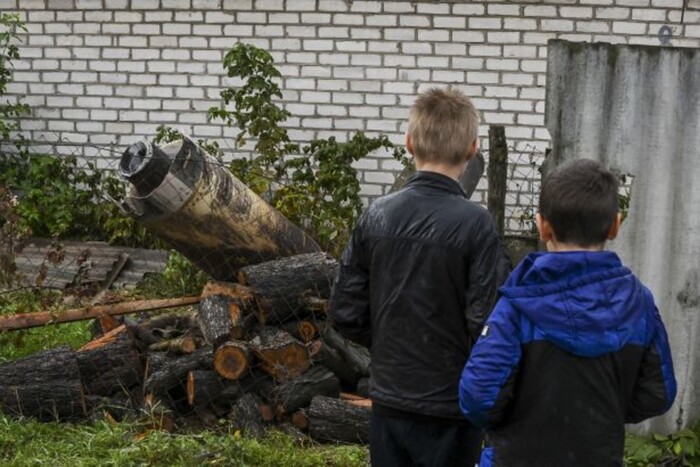 Дети изготавливают сухпаи для вражеской армии