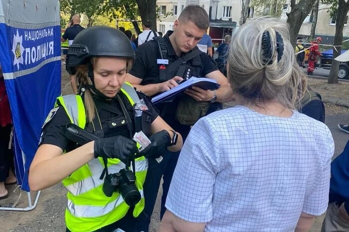 Маленький хлопчик зі слідами авіаудару