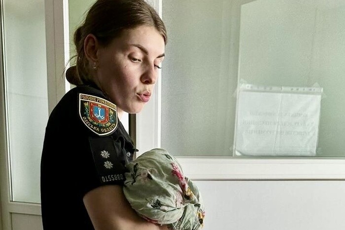 Народила посеред вулиці та поклала дитину в пакет: на Одещині затримали горе-матір 