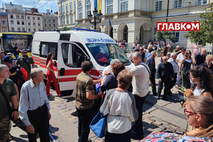 Люди на вулиці відчули погане самопочуття під час похорон Фаріон