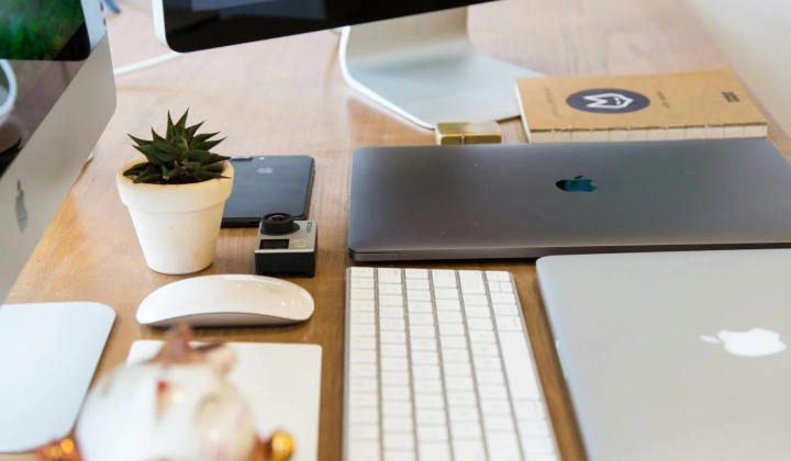 Лого Apple та інтель на ноутбуці