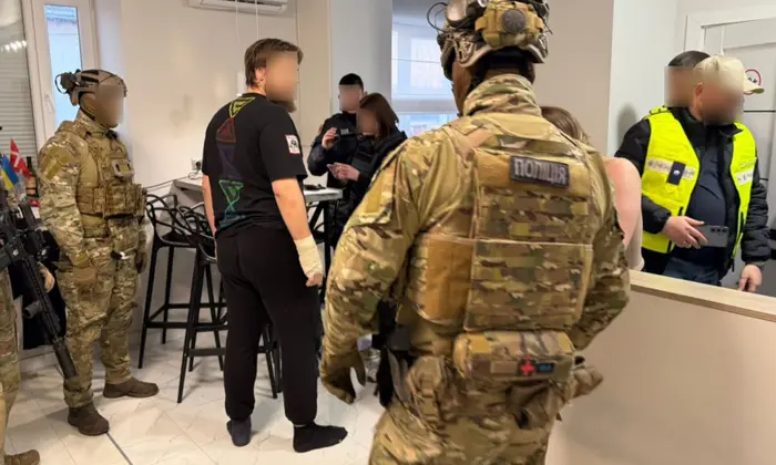 Двоє чоловіків у кол-центрі