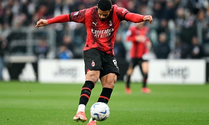 Ruben Loftus-Cheek in AC Milan kit