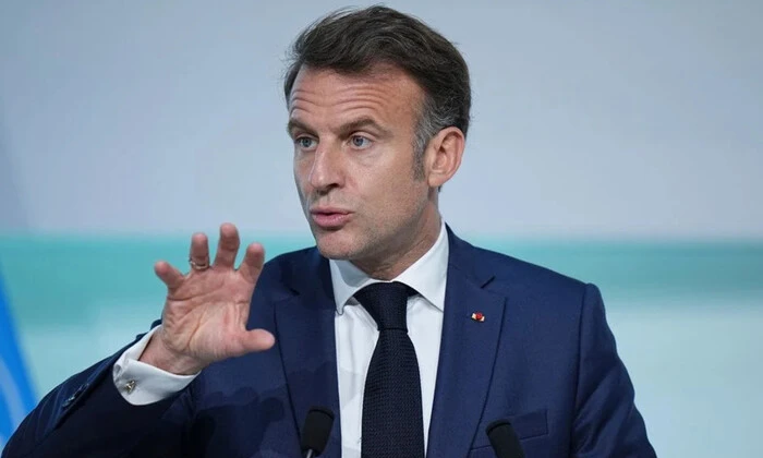 Emmanuel Macron and Vladimir Putin