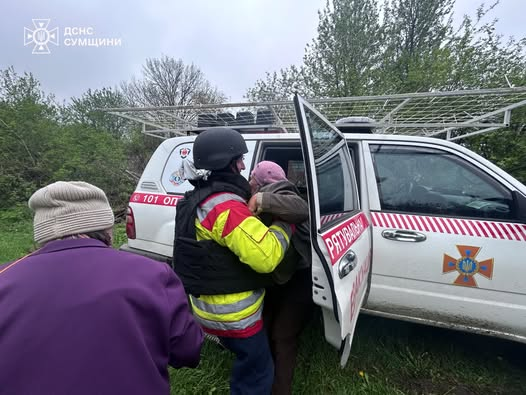 Евакуація двох жінок у Сумах