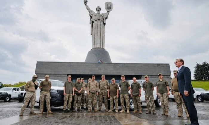 13 пікапів від Метінвест для військових