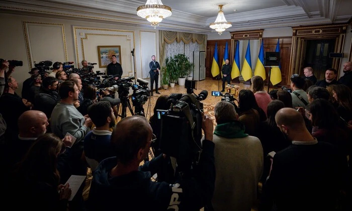 Zelensky discusses paths for Ukraine