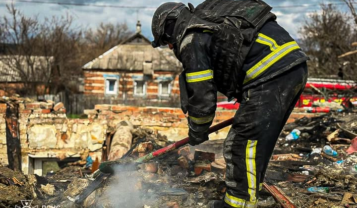 Пошкоджені будинки та пожежі від ракетного удару