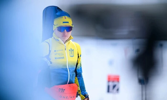Група українських спортсменів на естафеті