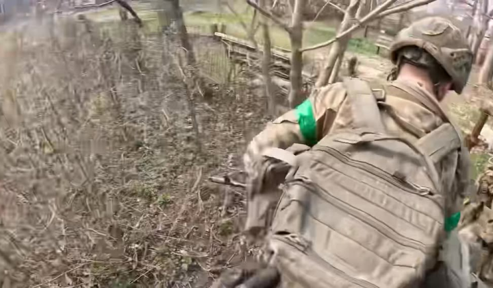 Пораненный боец эвакуируется под обстрелами