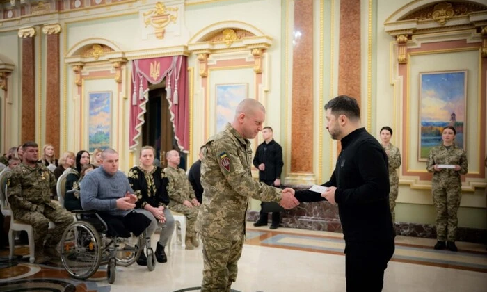 Zelensky presents apartment certificates