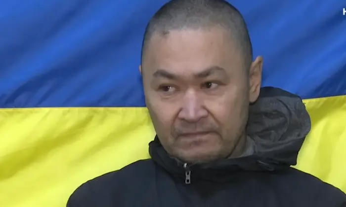 Полонений росіянин з прапором РФ